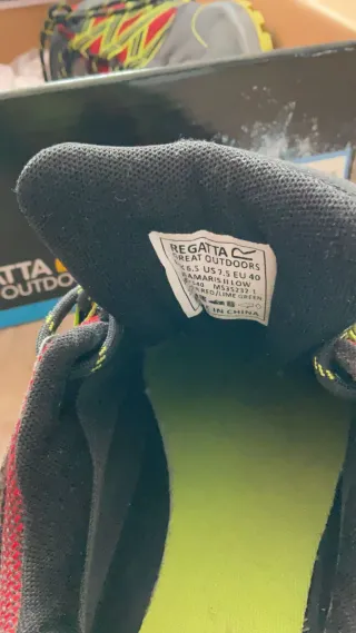 Zapatillas de montaña Regatta negras y rojas