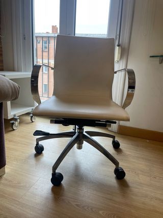 Silla de oficina beige y plateada