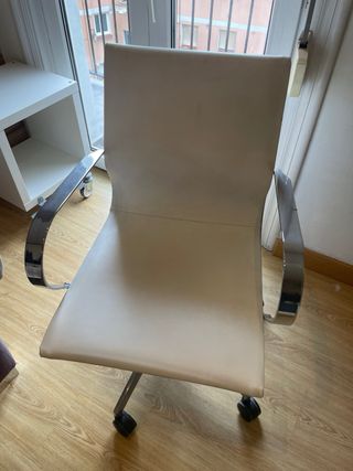 Silla de oficina beige y plateada