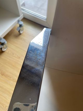 Silla de oficina beige y plateada