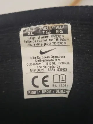 Espinilleras Nike 90 Negras Doradas