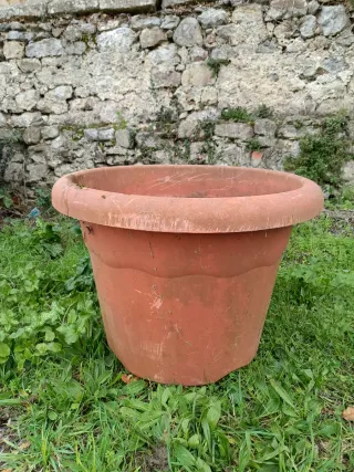 Macetero grande de plástico