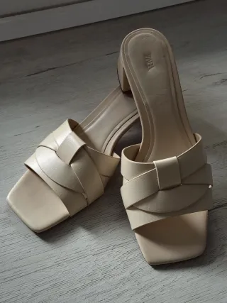 Sandalias ZARA Beige Tacón Cuadrado