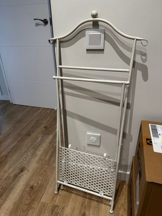 Perchero galán blanco de metal plegable