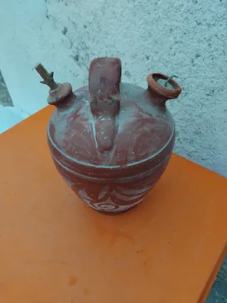Botijo de barro antiguo