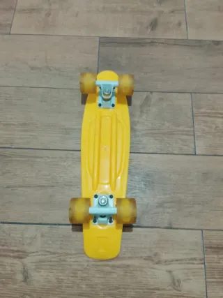 Skate Amarillo con Diseño de Plátanos
