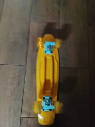 Skate Amarillo con Diseño de Plátanos