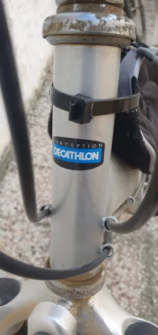 Bicicleta plateada con bolsa