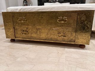 Baúl dorado de metal con cajones