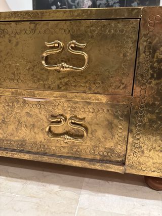 Baúl dorado de metal con cajones