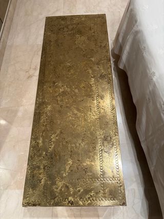 Baúl dorado de metal con cajones