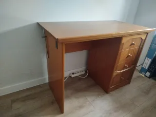 Mesa de estudio de madera