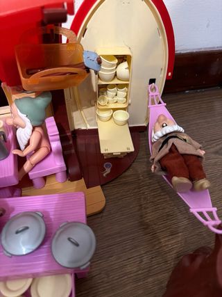 Lote de juguetes: casa, muñecos y accesorios