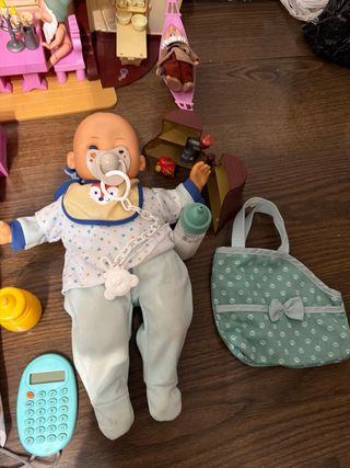 Lote de juguetes: casa, muñecos y accesorios