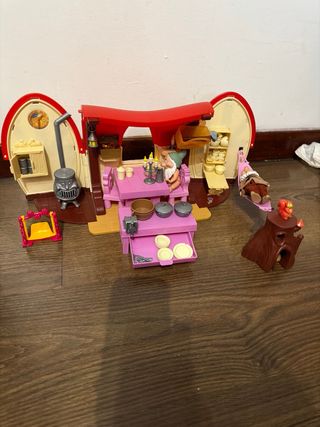 Lote de juguetes: casa, muñecos y accesorios