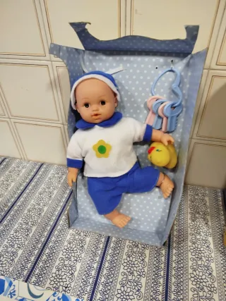 Muñeca con conjunto rosa y flor