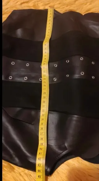 Vestido polipiel negro con tachuelas Talla M