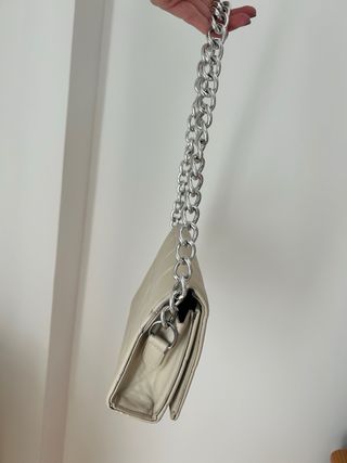 Bolso beige con cadena plateada