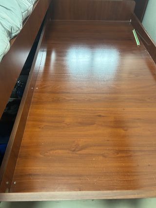 Cama nido de madera oscura con cajones