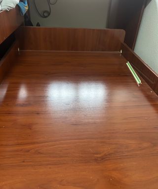 Cama nido de madera oscura con cajones