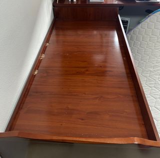 Cama nido de madera oscura con cajones