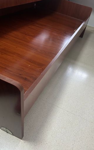 Cama nido de madera oscura con cajones