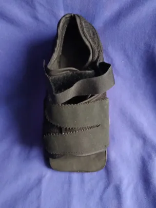 Zapato post-quirúrgico negro