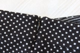 Falda corta negra con estampado