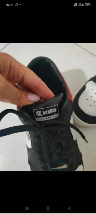 Deportivas negras y rojas