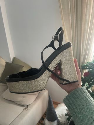 Zapatos de tacón dorados y negros