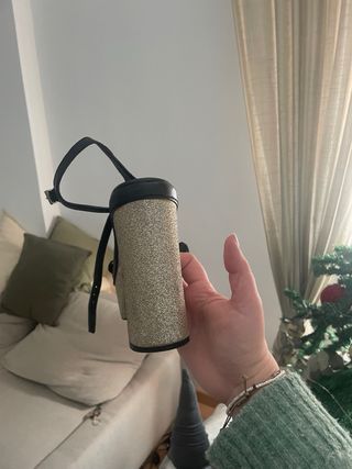 Zapatos de tacón dorados y negros