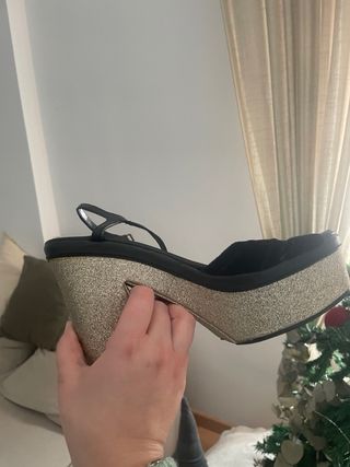 Zapatos de tacón dorados y negros