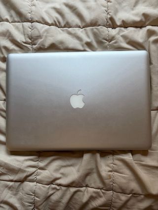 MacBook Pro Plata con Cargador