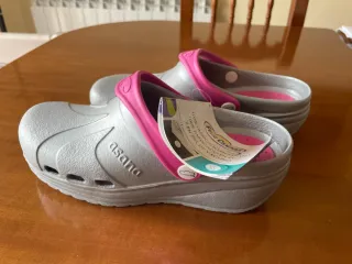 Zuecos Feliz Caminar Gris y Rosa