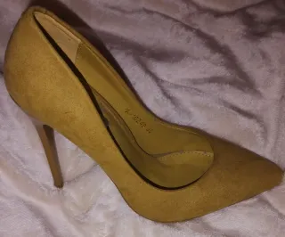 Zapatos de tacón amarillos