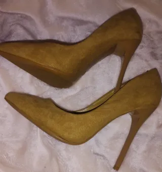 Zapatos de tacón amarillos