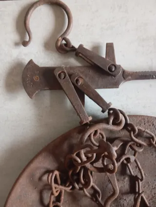 Balanza romana antigua con plato