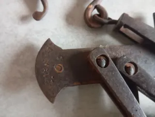 Balanza romana antigua con plato