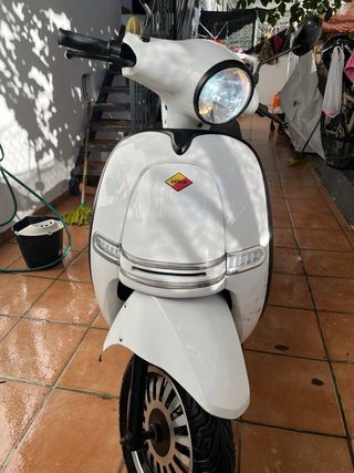 Moto Eléctrica 49cc Scooter Blanca Moto 19/12/2023