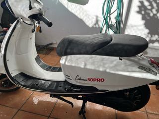 Moto Eléctrica 49cc Scooter Blanca Moto 19/12/2023