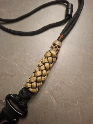 Lanyard Paracord Calavera y Mosquetón