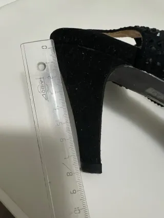 Zapatos de tacón Corina negros con pedrería