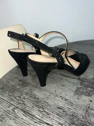 Zapatos de tacón Corina negros con pedrería