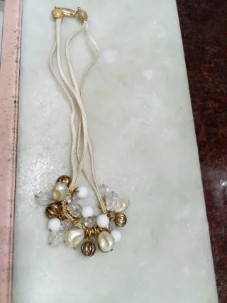 Collana con perle e ciondoli