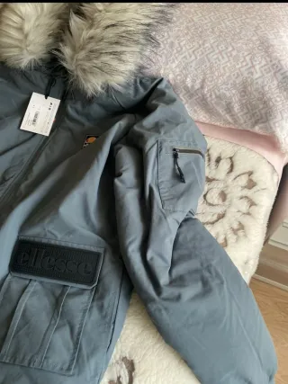 Parka Ellesse azul con capucha de pelo