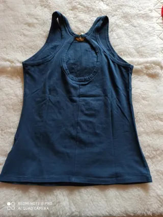 Top azul con lentejuelas plateadas