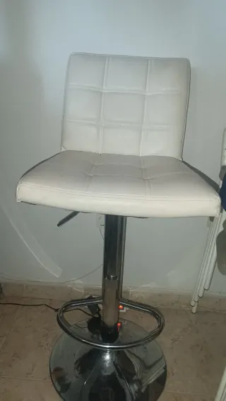 Sedia alta bianca per barra o isola