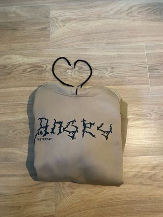 Sudadera beige con estampado de esqueleto