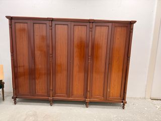 Armario de madera marrón