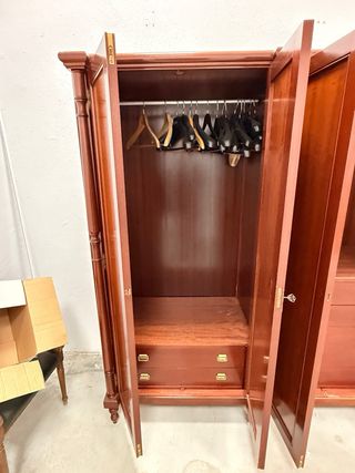 Armario de madera marrón